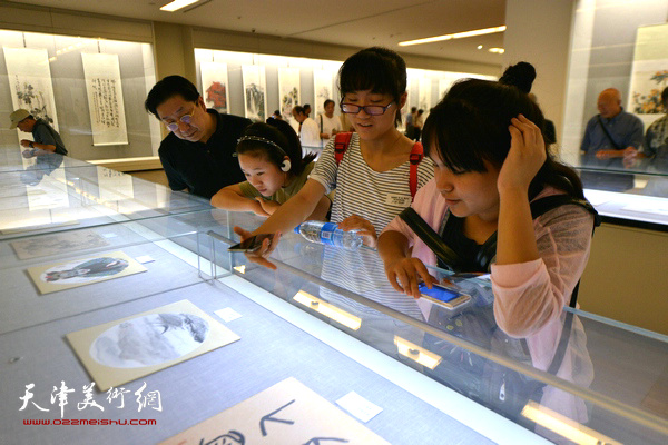 “不忘初心·圆梦中国”——天津市文史研究馆馆员书画精品展现场。