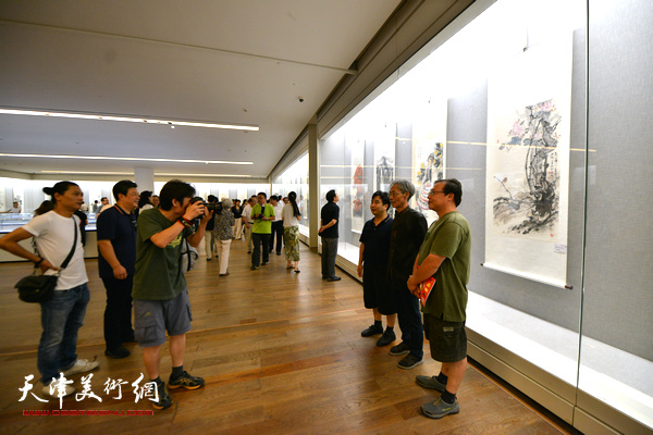 “不忘初心·圆梦中国”——天津市文史研究馆馆员书画精品展现场。
