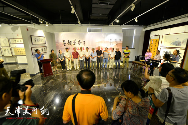 “第二届墨韵茶香书画展”8月26日上午在天津日报美术馆开幕。
