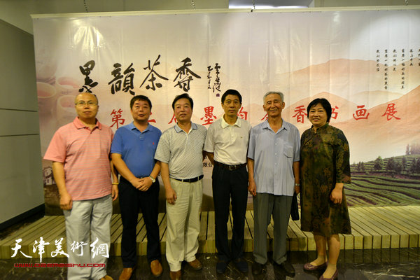 左起：张凯、马宇彤、杨建国、王宏、李西源、解俊茹在书画展现场。