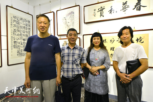 左起：郝宝善、王家树、黄雅丽、吴景玉在书画展现场。
