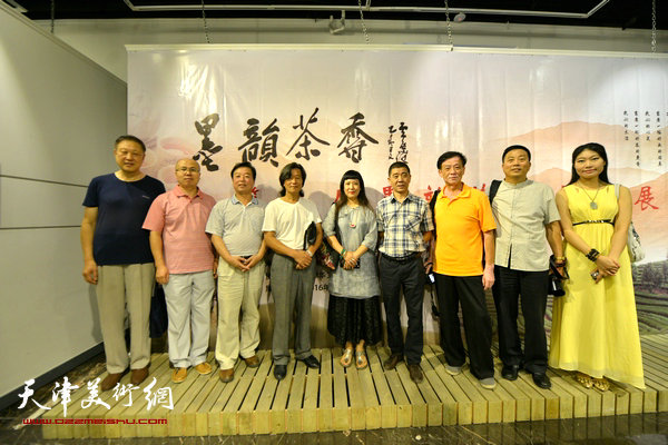 杨建国、张凯、郝宝善、黄雅丽、王家树、吴景玉等在书画展现场。