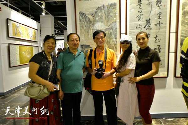 王大成与来宾在书画展现场。