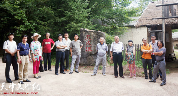 在牡丹江“威虎山城”里的夹皮沟合影