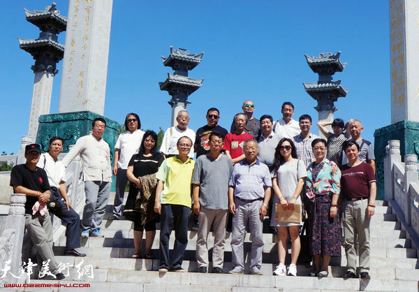 天津书画家在密山北大荒书法长廊景区。