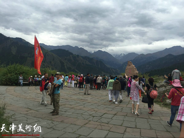 画家们到举世闻名的天山天池采风。