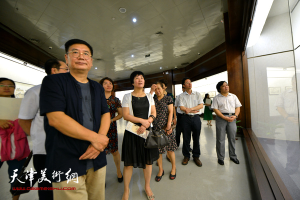 张佩钢陪同郑州市各级领导观看展品。