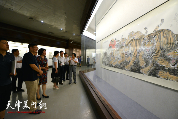 张佩钢陪同郑州市各级领导观看展品。
