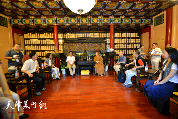 少林寺方丈释永信接见天津画家张佩刚。