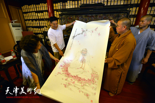 张佩刚向少林寺赠画。