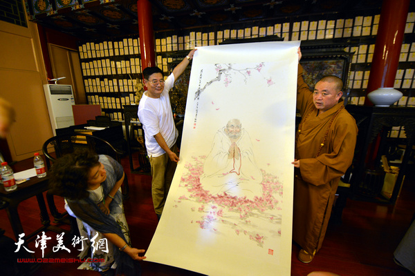 张佩刚向少林寺赠画。