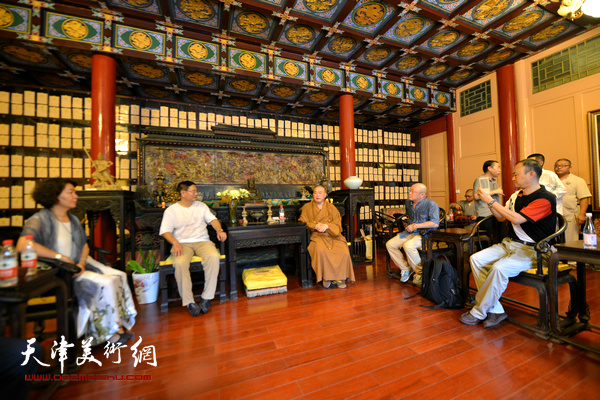 少林寺方丈释永信接见天津画家张佩刚。