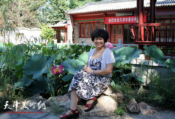 天津女子画院院长爱新觉罗·梦玉现场采风