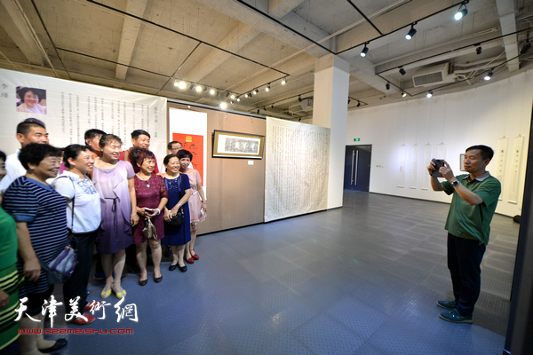 “我拓我家—李瑾传拓精品展”在天津高新区智慧山艺术中心开幕