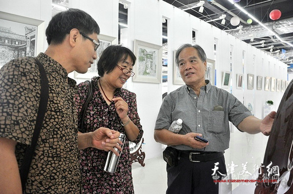 陈起平（左一）与中国陶瓷艺术大师尹干（右一）进行交流