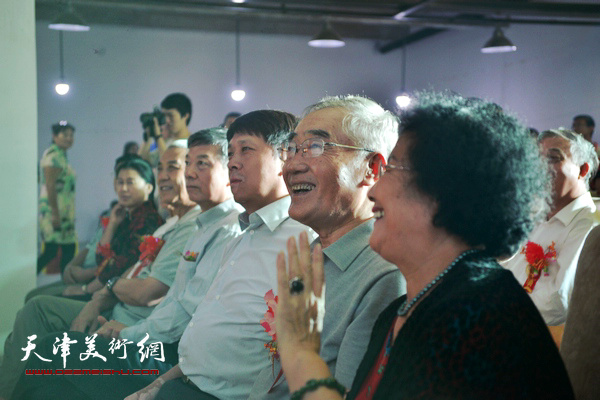 康永明夫妇与吴长江、王东宏等在画展开幕仪式上。