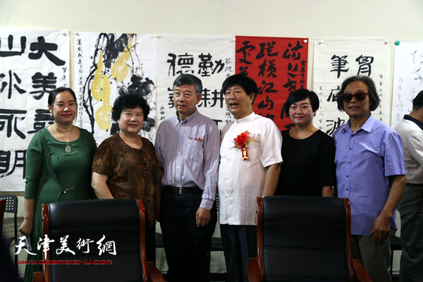 吴长江与滨海新区书画家在画展现场。