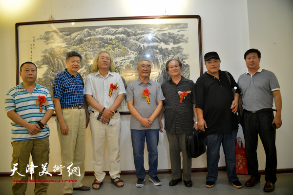 康永明与秦克强、李英杰、王少春、吕大江等在画展现场。