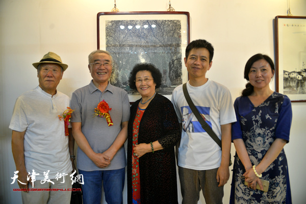 康永明夫妇与姬俊尧、杨海涛、许云在画展现场