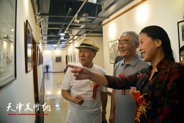 康永明、姬俊尧、吴梅东在观赏展出的作品。