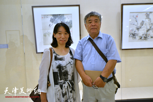 宗万华与女画家庄雪阳2016年8月在国家博物馆举办的“萧朗书画艺术展”上。