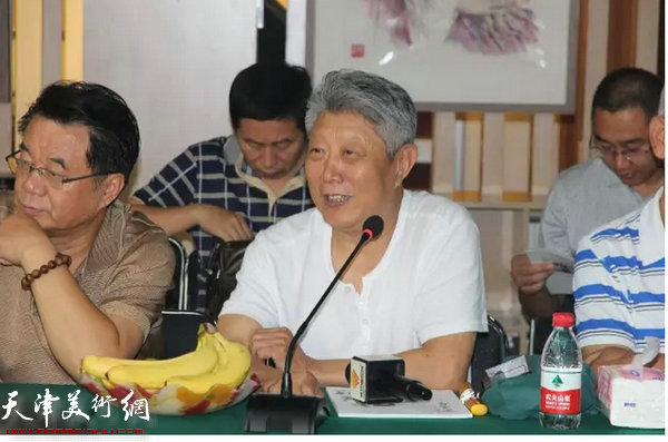 潍坊市画廊协会常务理事、会文斋总经理陶连春发言