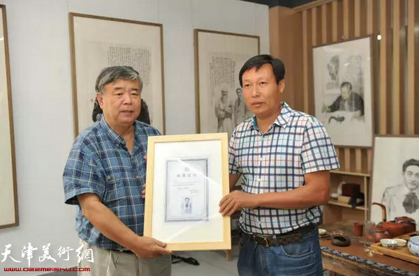 潍坊市画廊协会副会长、仁和馆馆长秦潘幸向宗万华颁发收藏证书