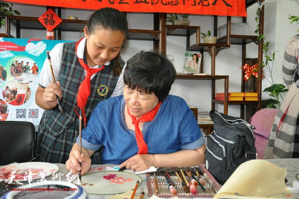 刘汉英老师教学生绘画技艺