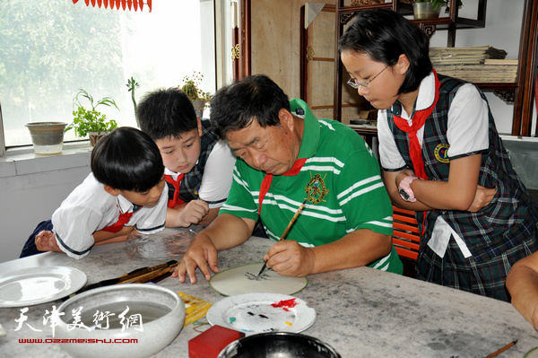 刘卫东老师认真绘画