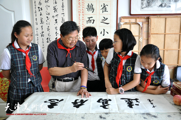 刘中甫老师为学生们讲解书法作品