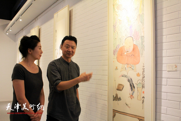 李旺陪同来宾观看展品。