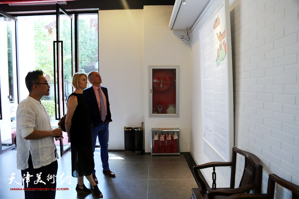 “抱琴者——李旺作品展”9月9日下午在北京文资虚苑美术馆开幕。