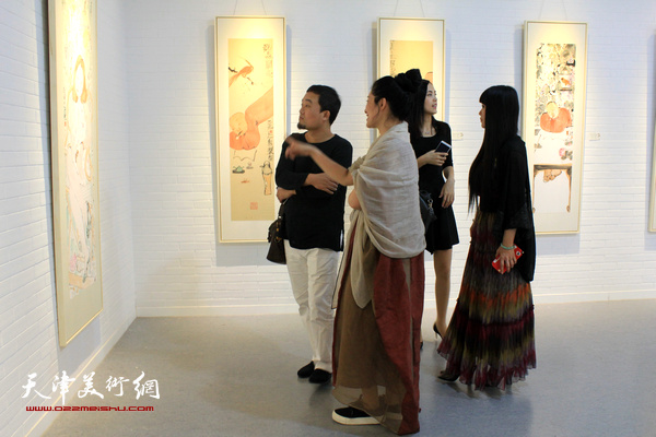 “抱琴者——李旺作品展”9月9日下午在北京文资虚苑美术馆开幕。