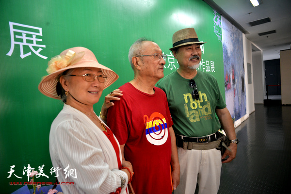 张京生、王元珍、张树德、吴薇在天津美院美术馆。