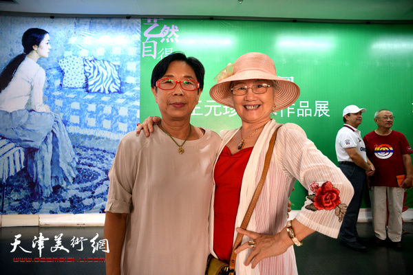 王元珍、吴薇在天津美院美术馆。