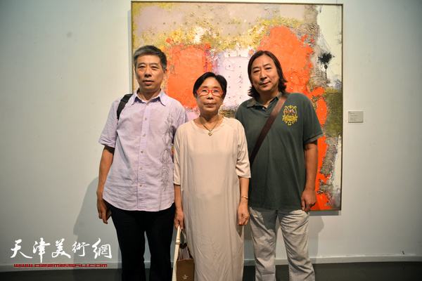 王元珍、杨亦谦、房国文在天津美院美术馆。