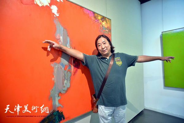 杨亦谦在张京生画作前。