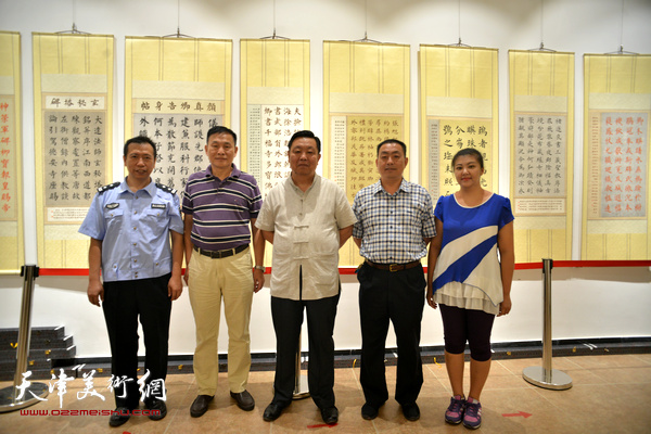 马魏华与天津公安书画院刘振江、曹善华、王巍、王钰在展览现场。