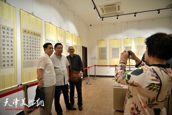 马魏华与来宾在展览现场。