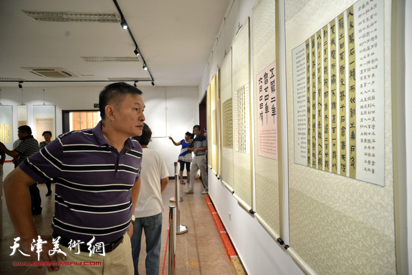 刘振江在观看展品。