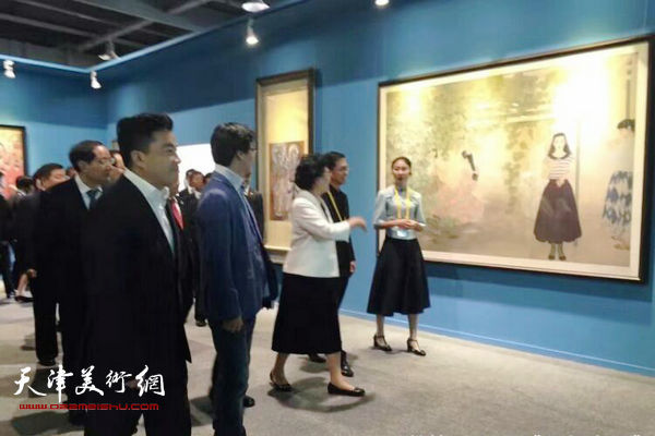 国务院副总理刘延东率首届敦煌文博会与会国内外嘉宾观赏“敦煌精神”何家英特展。