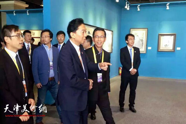 日本前首相鸠山由纪夫先生观看“敦煌精神”何家英特展。
