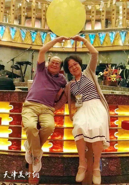 魏文亮偕夫人刘婉华在歌诗达“大西洋号”邮轮上。
