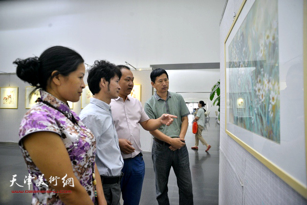 吴振江与西青美协主席李桂金、北京祥腾阁画廊周孟珺等观赏作品。