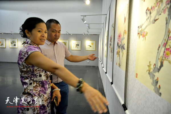 吴振江与北京祥腾阁画廊周孟珺等观赏作品。