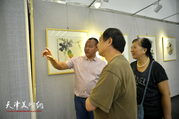 吴振江与来宾观赏作品。