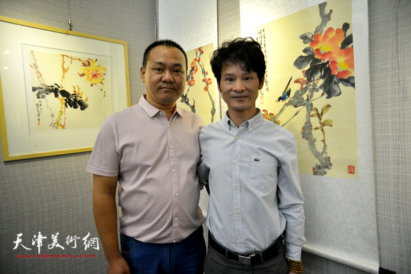 吴振江与北京祥腾阁画廊负责人在画展现场。