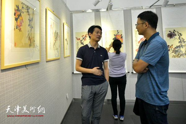 天津市西洋美术馆馆长李响在画展现场。