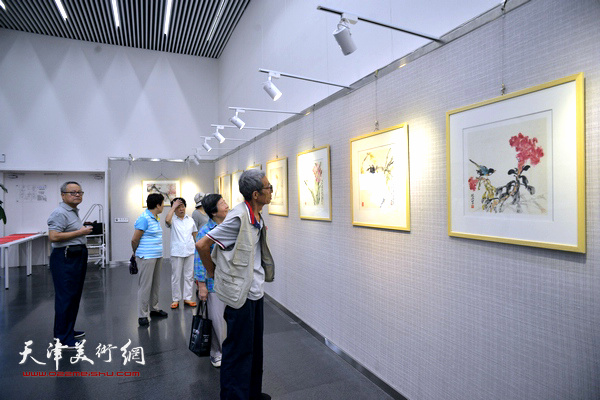 “芳华锦绣”吴振江岭南画派花鸟画精品展在图书馆开幕。