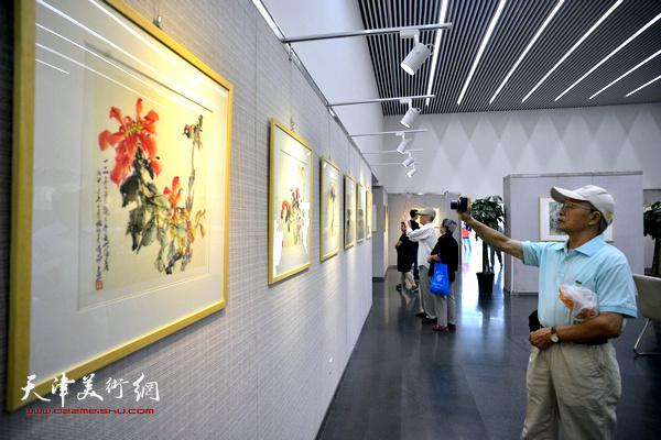 “芳华锦绣”吴振江岭南画派花鸟画精品展在图书馆开幕。